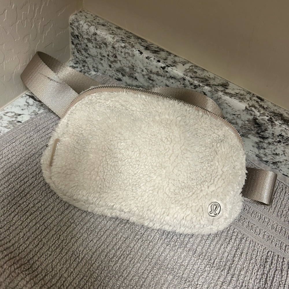 Lululemon Sherpa belt bag, Crossbody fanny pack good clean condition inside out